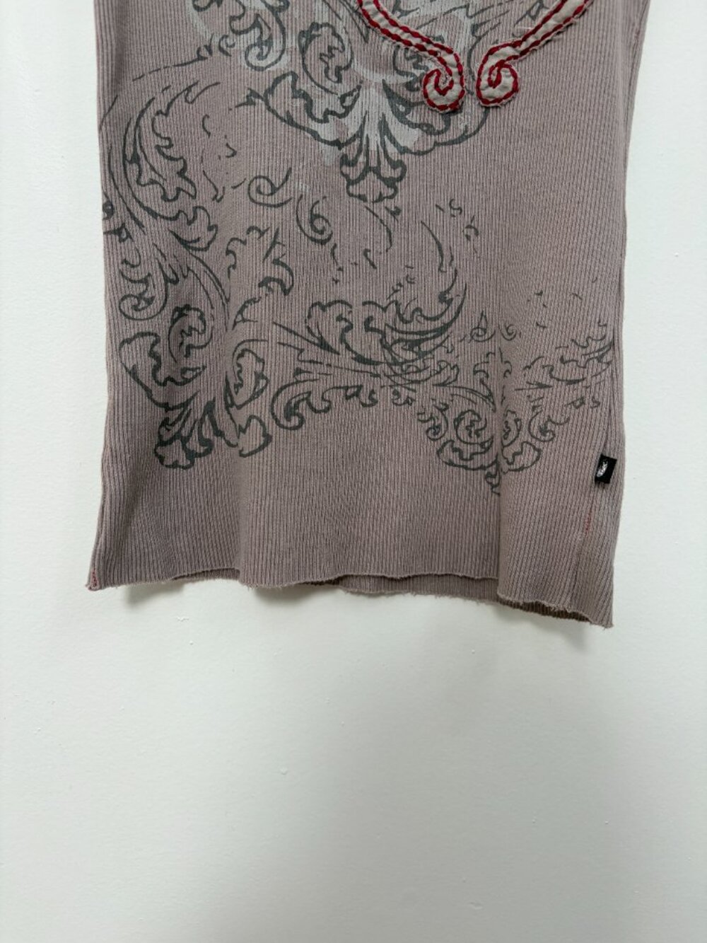 2000s Embroidered Ribbed Graphic Tank - Picture 5 of 6